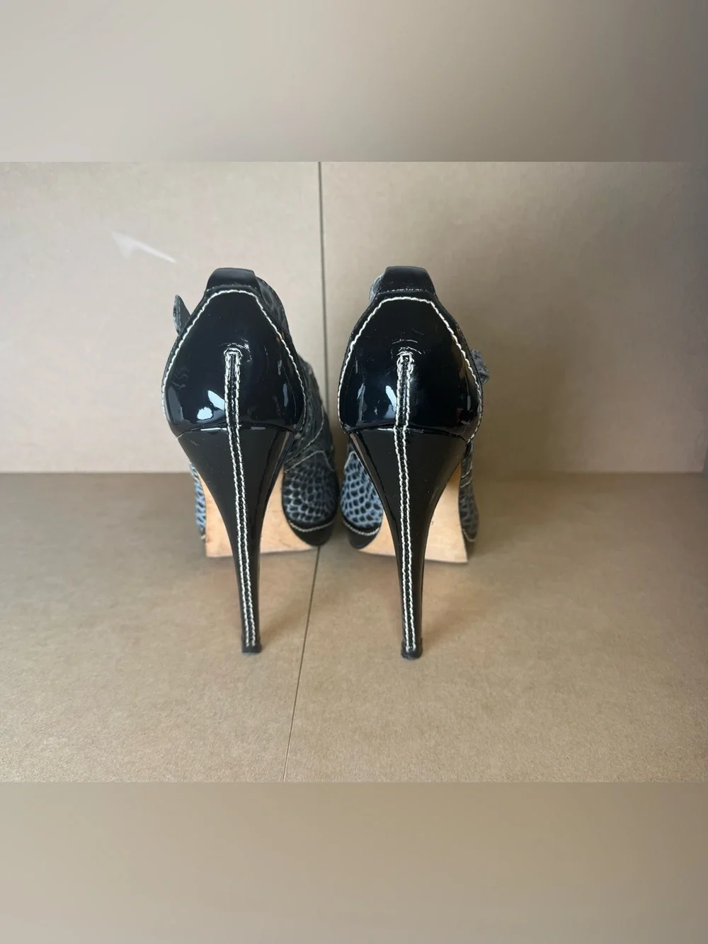 Charles David Vintage Crocodile Embossed Leather Black Gray Heels Size 9